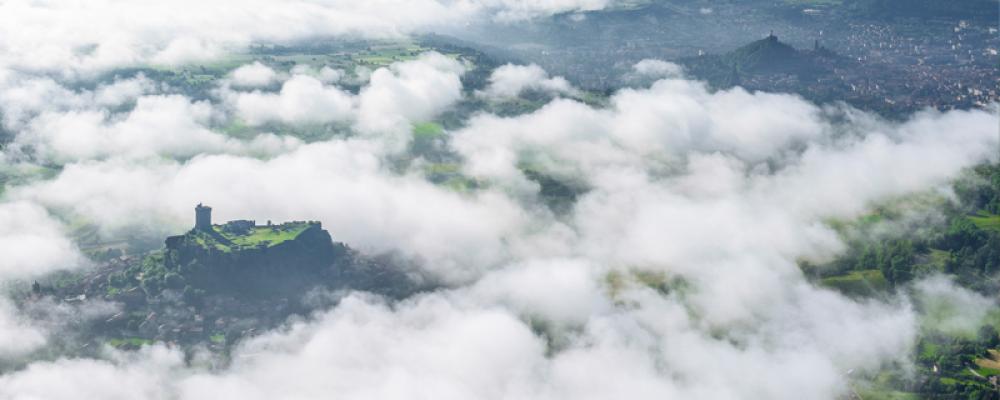 Le château de Polignac et Le Puy-en-Velay au loin le Mont Mézenc
